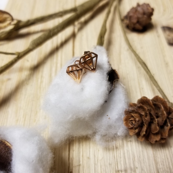 💎💎💎Beautiful Stainless Steel Diamond shape earrings in ROSE GOLD 💎💎💎 - Picture 4 of 9